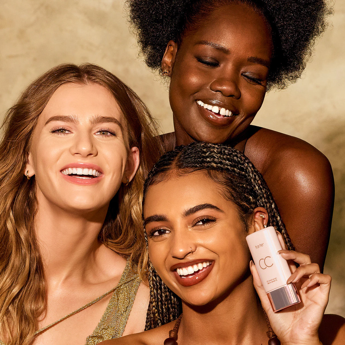 Tarte CC serum na różnych odcieniach skóry